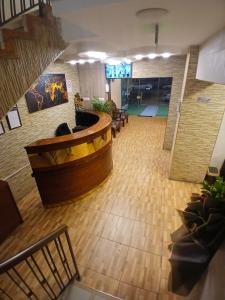 安曼Kahraman Amman Hotel的俯瞰大堂，可以看到一个大浴缸。