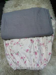 GituraJanesuites kenol的地毯上放着一张印有粉色花朵的床垫。