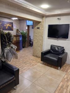 Televiisor ja/või meelelahutuskeskus majutusasutuses Kahraman Amman Hotel