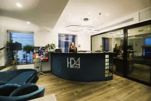 Una mujer parada en un mostrador en un salón en Hotel 54 Barceloneta, en Barcelona