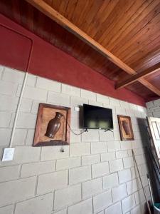 een kamer met een bakstenen muur waarop een kruik staat bij Cabañas El Pela in Villa Carlos Paz