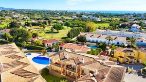 una vista aerea di una villa con un resort di Balaia Poolside House with Sea View by BeCherish a Branqueira