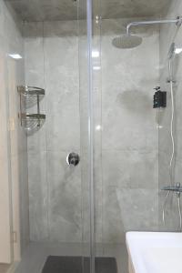 eine Dusche mit Glastür im Badezimmer in der Unterkunft U-tower 18 apartment in Chilanzar + 18 Fotos
