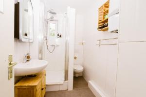 Et badeværelse på Stadtpark Apartments by stay awesome + 23 billeder