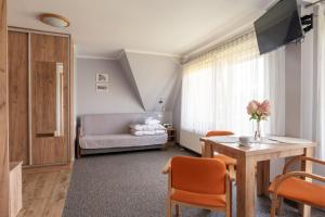 Willa Widok في بوكافينا تترايسكا: غرفة معيشة مع طاولة وأريكة