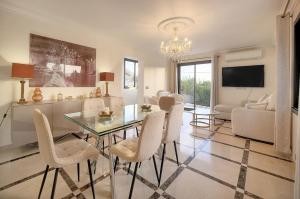 a living room with a glass table and chairs at FRGK Villa Contemporaine Studio Indépendant Piscine, Calme Vue Dégagée in Le Cannet