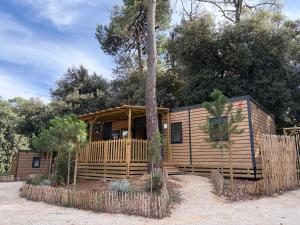 Bygningen som campingpladsen ligger i