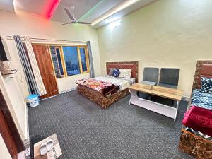 Un televizor și/sau centru de divertisment la Raj Hotel