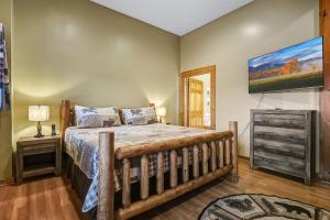 Ένα ή περισσότερα κρεβάτια σε δωμάτιο στο Precious View by American Patriot Getaways +54 φωτογραφίες