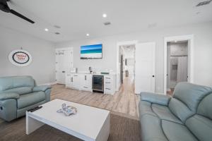 Posezení v ubytování Twisted Sister l Luxury Ocean Views l Private Pool