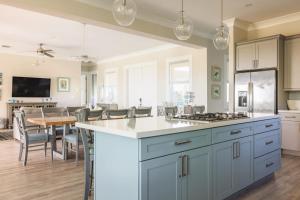 Kuchyň nebo kuchyňský kout v ubytování Waterlane House -Pool & Boat Dock