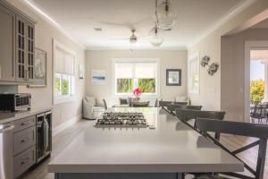 Kuchyň nebo kuchyňský kout v ubytování Waterlane House -Pool & Boat Dock