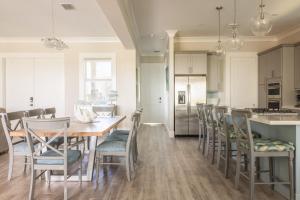 Kuchyň nebo kuchyňský kout v ubytování Waterlane House -Pool & Boat Dock