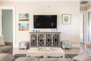 TV a/nebo společenská místnost v ubytování Waterlane House -Pool & Boat Dock + 28 fotografií