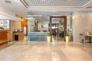 Un vestíbulo de oficina con un escritorio y un comedor. en Panorama by Verdi Hotels, en Praga 61 fotos más