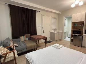una pequeña sala de estar con sofá en Guest suite in Richmond(Rose Garden Vacation), en Richmond