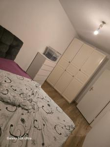 1 dormitorio con 1 cama y armario blanco en Wohnung in maintal, en Maintal