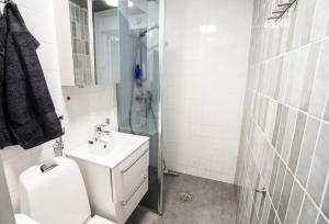 Et badeværelse på Portimo Oldschool Apartment near Rovaniemi + 11 billeder