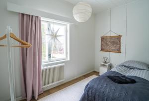 En eller flere senge i et værelse på Portimo Oldschool Apartment near Rovaniemi