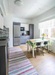 Køkken eller tekøkken på Portimo Oldschool Apartment near Rovaniemi