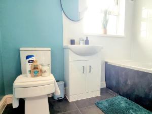 Un baño de Stunning Lux 3 Bedroom home Priv Parking in Birmingham 15 fotos más