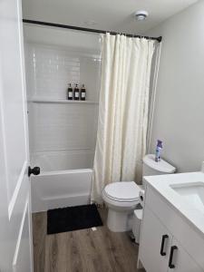 ein weißes Badezimmer mit Toilette und Waschbecken in der Unterkunft The Heavenly Crib in Saskatoon