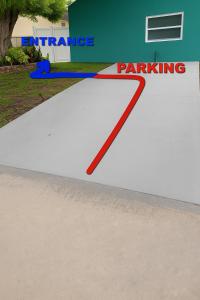タンパにあるGreen Castle Apartment in Tampa 10 min from Airport and the Beachの建物の前の白い斜面にある赤い線