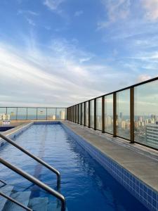 uma piscina no telhado de um edifício em Flat Beach Class Excelsior - Apto Completo para 4 pessoas vista rio e mar em Recife