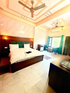 リシケーシュにあるThe Anand By The Gangesの天井の大型ベッド付きのベッドルーム1室 +15枚の写真