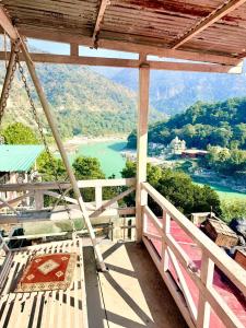 リシケーシュにあるThe Anand By The Gangesの川の見えるブランコ付きポーチ