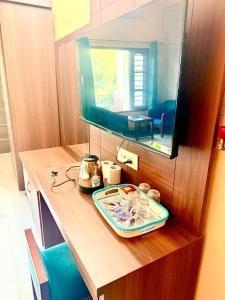 リシケーシュにあるThe Anand By The Gangesの上にトレイが置かれた木製のカウンター