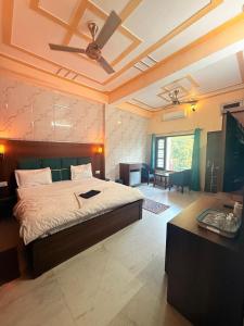 リシケーシュにあるThe Anand By The Gangesの天井の大型ベッド付きのベッドルーム1室