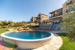 Swimmingpoolen hos eller tæt på Villa Falcos by PosarelliVillas