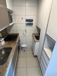 uma pequena cozinha com um lavatório e um WC em Flat Beach Class Excelsior - Apto Completo para 4 pessoas vista rio e mar em Recife
