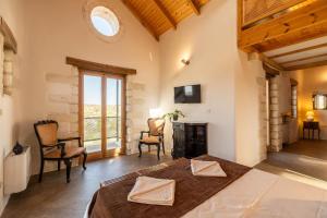 En eller flere senge i et værelse på Villa Falcos by PosarelliVillas + 26 billeder