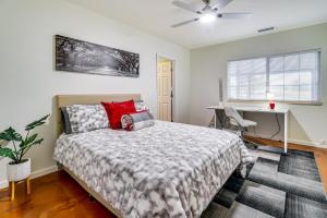 Кровать или кровати в номере Walk to Paradise Hills Golf Course Condo with Patio