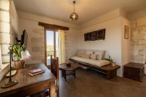 Et opholdsområde på Villa Falcos by PosarelliVillas