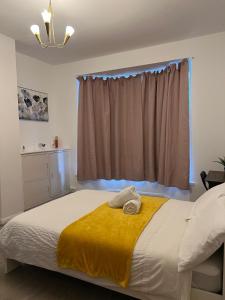 En eller flere senge i et værelse på Cosy flat