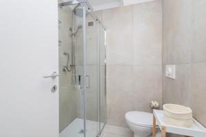 un bagno con wc e doccia in vetro di Living Bovisa a Milano Altre 12 foto