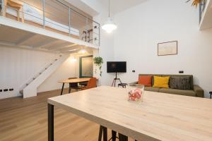 un soggiorno con un tavolo e un divano di Living Bovisa a Milano