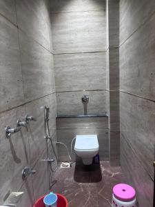 ein Badezimmer mit Toilette und Dusche in der Unterkunft Shree Radha Hotel and Restaurant in Bharbharia