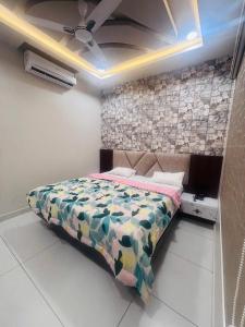 ein Schlafzimmer mit Bett und Deckenventilator in der Unterkunft Shree Radha Hotel and Restaurant in Bharbharia