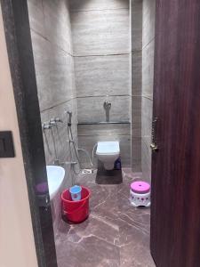 ein Badezimmer mit Toilette und Waschbecken in der Unterkunft Shree Radha Hotel and Restaurant in Bharbharia