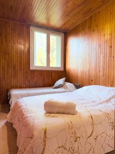 En eller flere senge i et værelse på Positive country