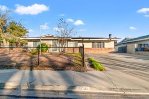 een huis met een hek aan de kant van een straat bij Pool & Fire Pits • Pet Friendly • 3 BR Home in Las Vegas