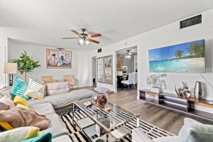 een woonkamer met een bank en een tafel bij Pool & Fire Pits • Pet Friendly • 3 BR Home in Las Vegas