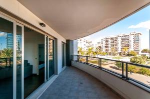 ein Balkon mit Blick auf die Stadt in der Unterkunft Palm Suites Gran Vía in Alicante