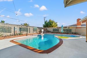 een zwembad in de achtertuin van een huis bij Pool & Fire Pits • Pet Friendly • 3 BR Home in Las Vegas