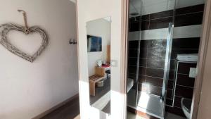 Koupelna v ubytování By La Réserve