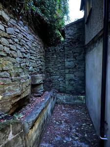 un callejón con una pared de piedra junto a un edificio en Workers & Families Home- Close to Transport & Town, en Porth